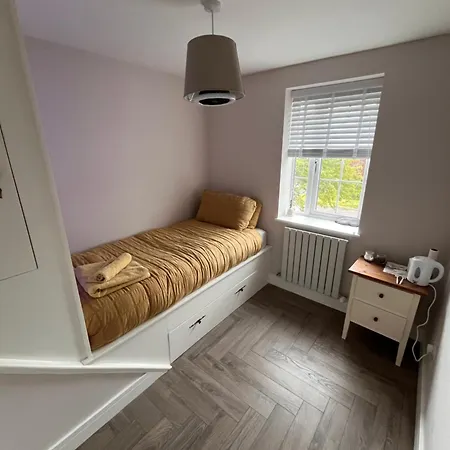 Private Bedroom Near Airport Проживание в семье