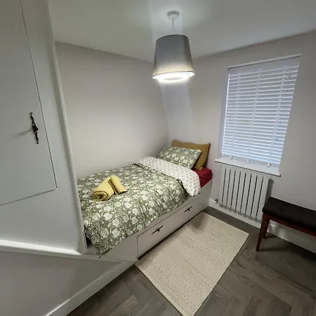 Проживание в семье Private Bedroom Near Airport Бристоль
