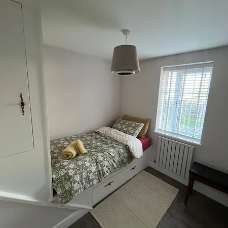 Private Bedroom Near Airport Проживание в семье